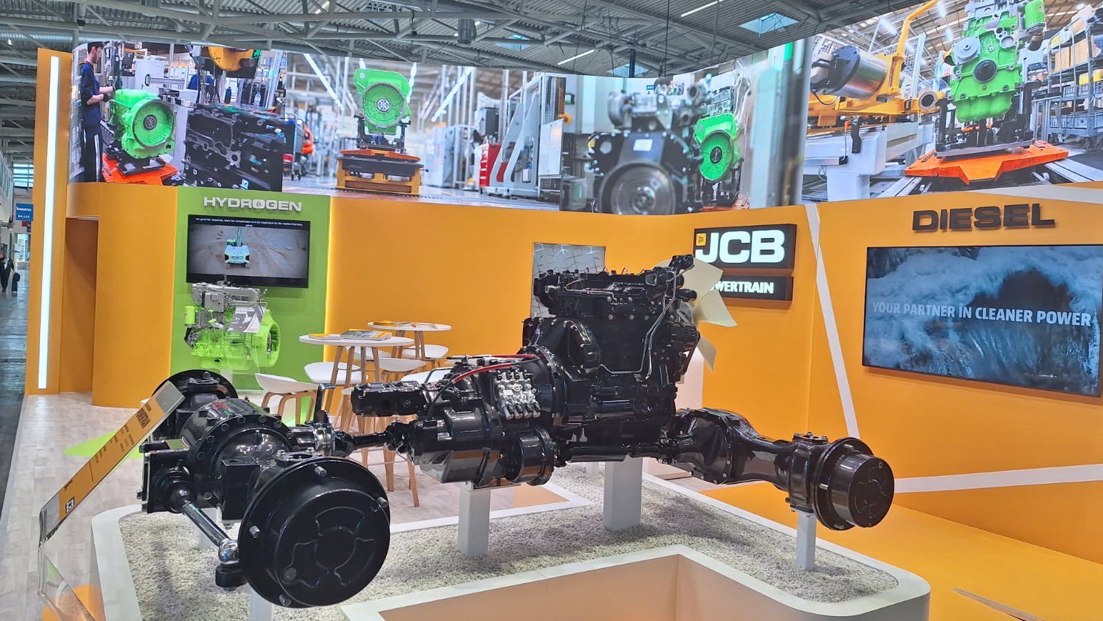 01 Jcb.jpg