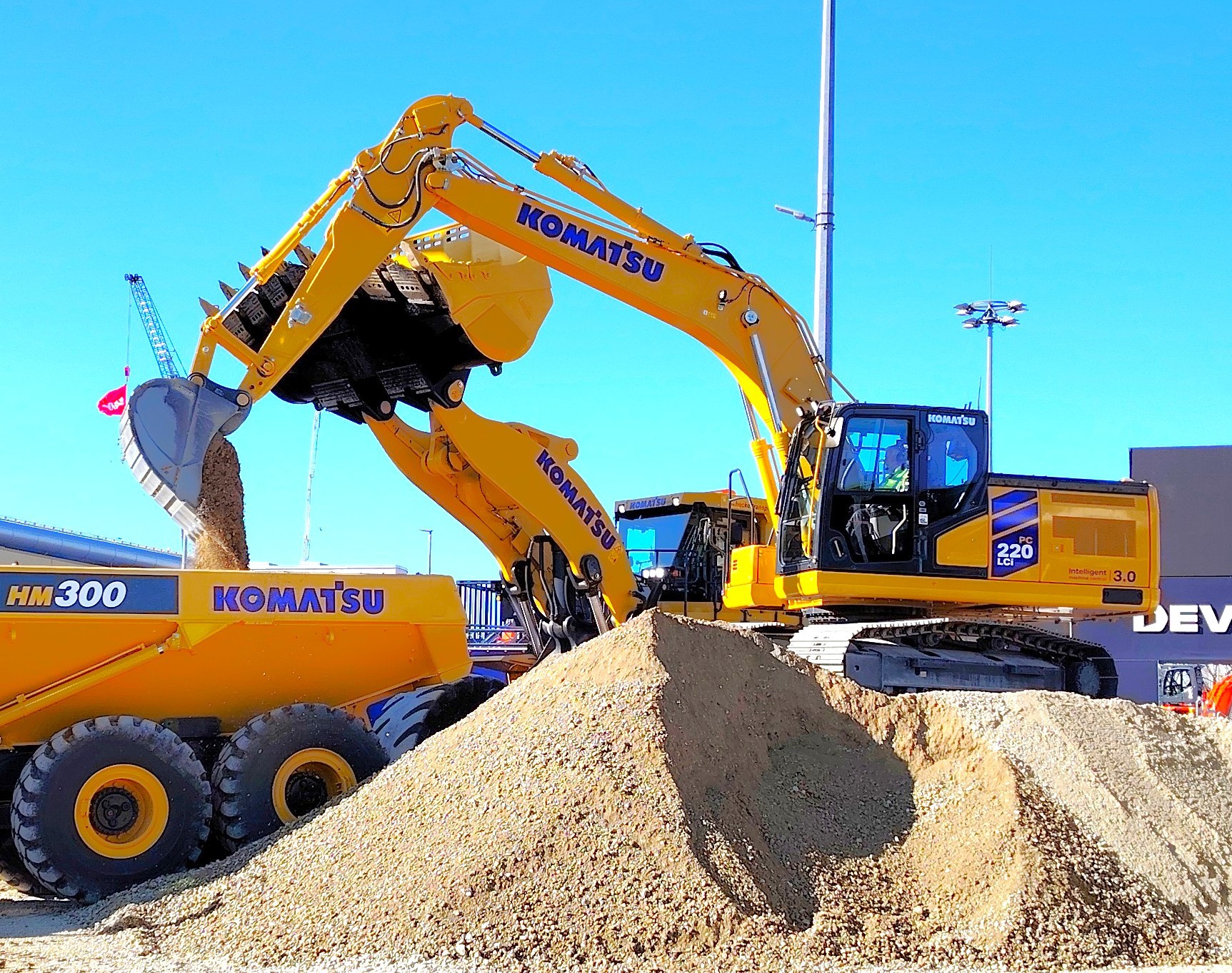 Komatsu PC220-12.jpg