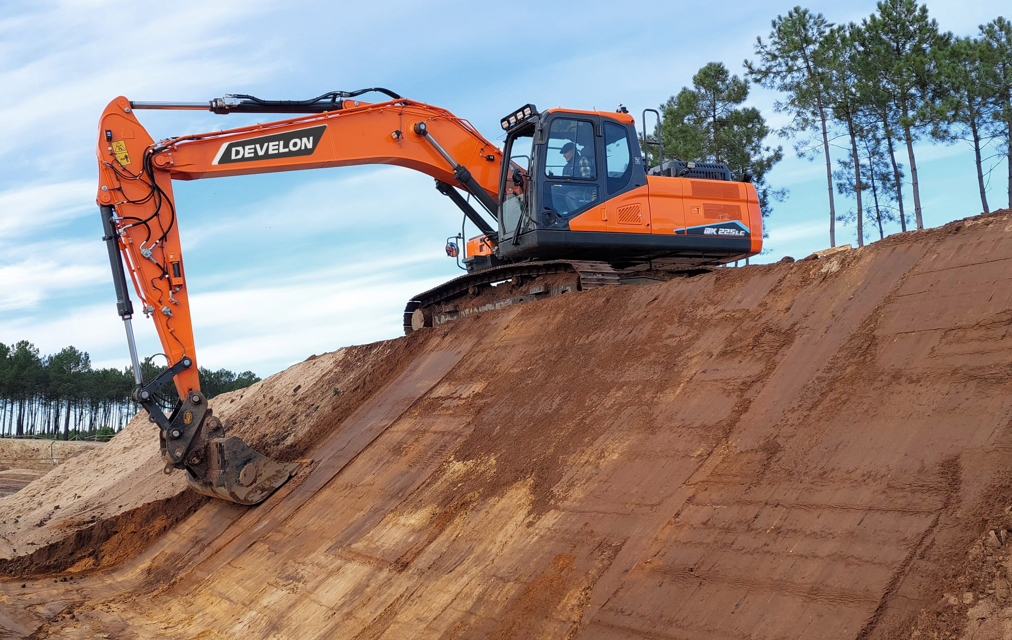 Develon DX225-7X.jpg